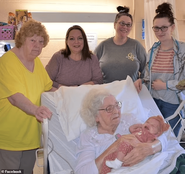Six Generations of Women Unite in Heartwarming Moment as Kentucky’s MaeDell Taylor Hawkins Meets Her Great-Great-Great-Granddaughter for the First Time.